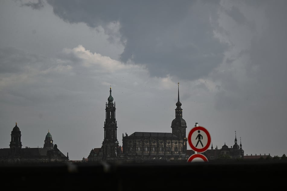 Über Dresden und weiten Teilen Sachsens könnten schon in wenigen Stunden dunkle Wolken aufziehen. (Archivbild)