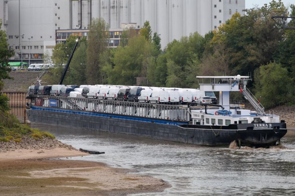 Frachtschiff steckt weiter in Hafen fest: Schlepper-Einsatz nicht möglich