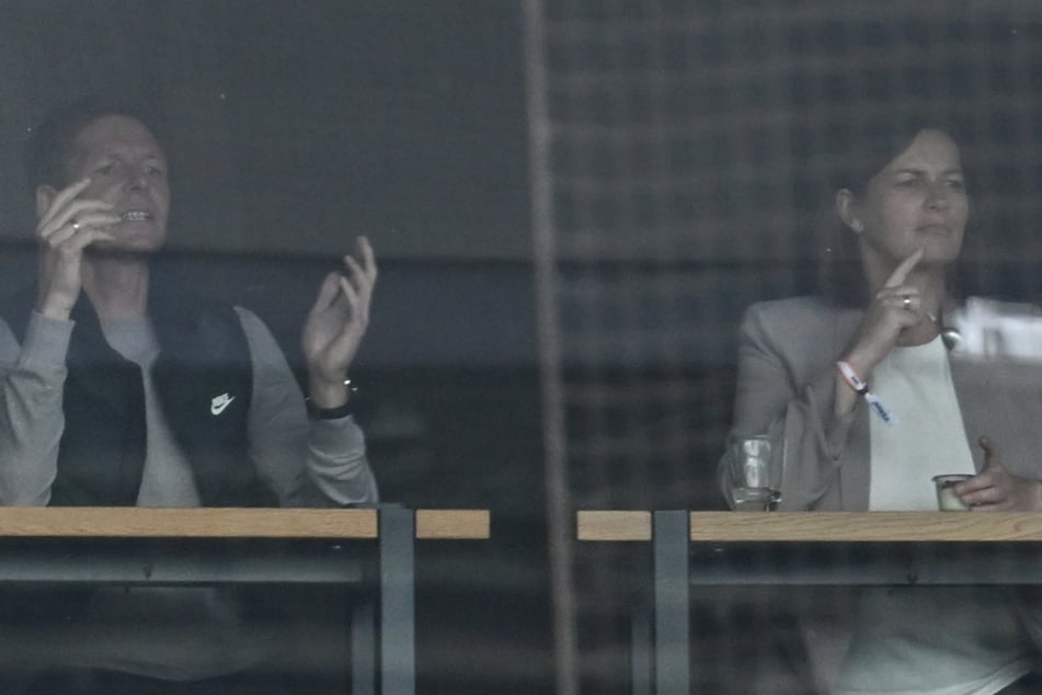 Gemeinsam mit seiner Frau Bettina schaute Eintracht Frankfurts Cheftrainer Oliver Glasner (48) den Sieg seiner Mannen aus einer VIP-Loge.