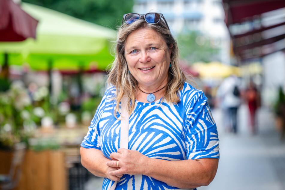 Annette Mundloch (60), Finanzbeamtin: "Ich bin selbst kein großer Fußballfan, aber meine Tochter mir aufgetragen, einzuschalten, um die Quoten anzuheben. Das werde ich machen."