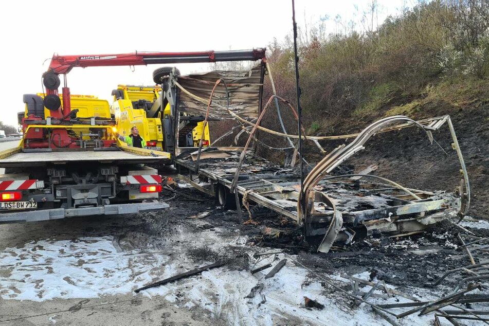 Ein Lkw-Anhänger ist auf der A10 in Brand geraten.