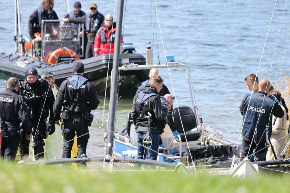 Beamte der Polizei vergangene Woche am "Cossi": Taucher hatten einige Tage zuvor in dem See einen Leichnam entdeckt. Inzwischen ist klar, dass es sich um einen seit Juni 2024 vermissten 53-Jährigen handelt.