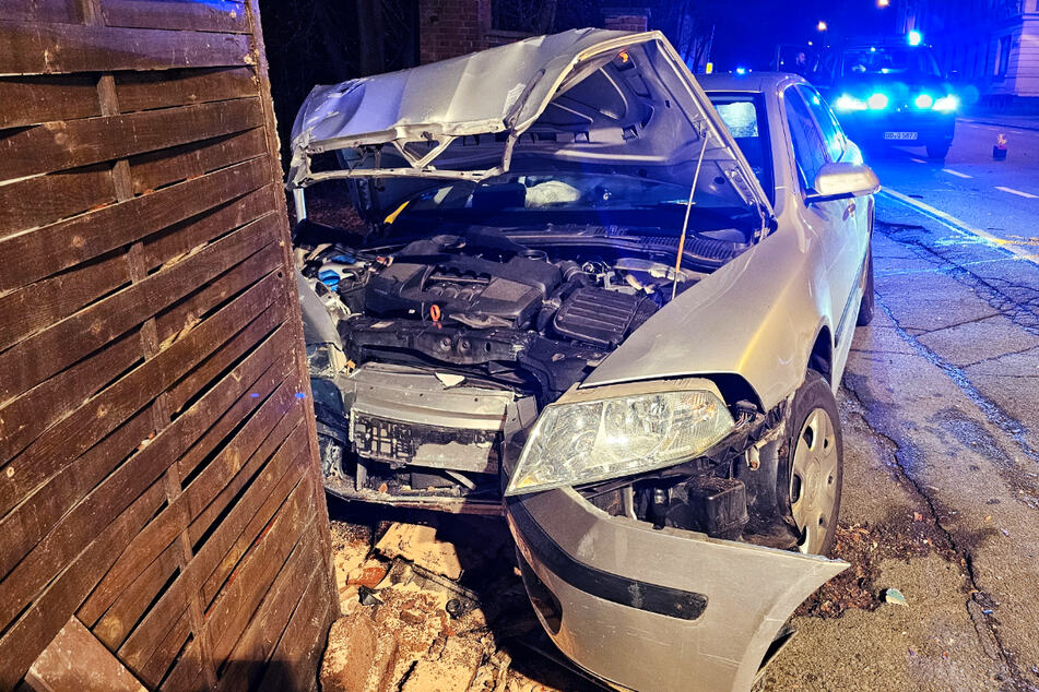 Auto überfährt Verkehrsinsel und kracht gegen Mauer: Fahrer im Krankenhaus