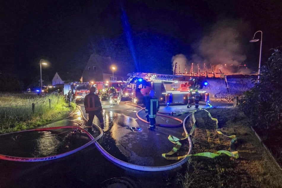 Zahlreiche Kameraden der Feuerwehr waren seit dem frühen Montagmorgen stundenlang im Einsatz.
