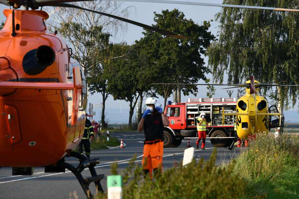 Mit einem Rettungshubschrauber wurden Vater (37) und Kind (1) nach dem Unfall in eine Klinik geflogen.