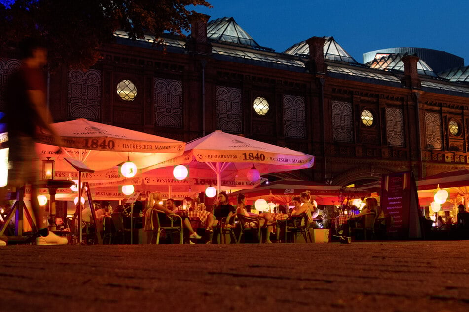 Am Hackeschen Markt genießen die Touristen einen der typischen Berliner Sommernächte.