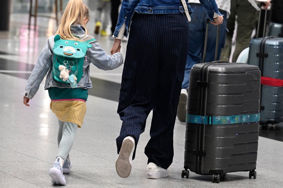 Große und kleine Reisende sind vom Streik betroffen.