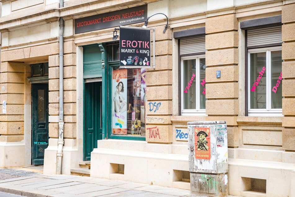 Mit dem Neustädter Erotik-Markt führt Frenzel die Geschäftsidee seines Vaters fort, der 1990 den ersten Sex-Shop mit Video-Kabine in Dresden eröffnete.