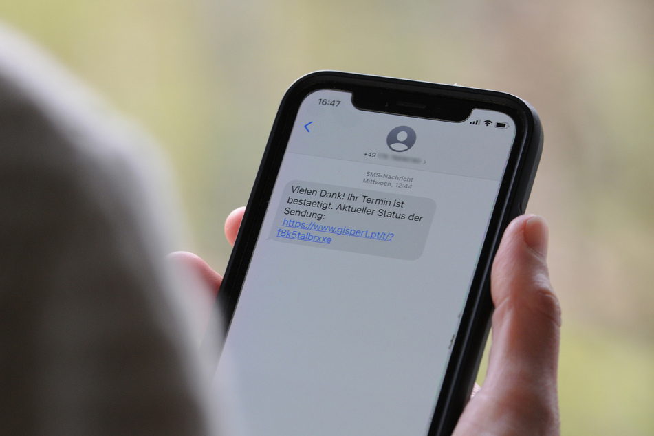 Beim "Smishing" setzen Kriminelle darauf, dass Verbraucher auf den mitgeschickten Link klicken und sich in einem nächsten Schritt unwissentlich eine Schadsoftware herunterladen.
