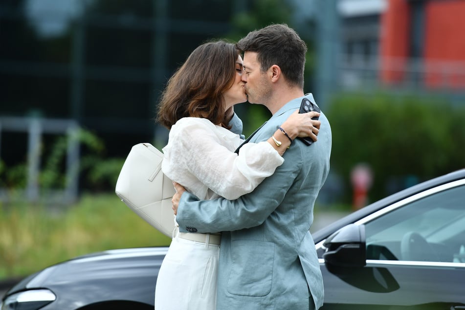 Ben (Jörg Rohde, 41) und Gabriella (Bianca Hein, 50) waren zu unvorsichtig: Ein Paparazzo erwischte die beiden Turteltauben in flagranti.