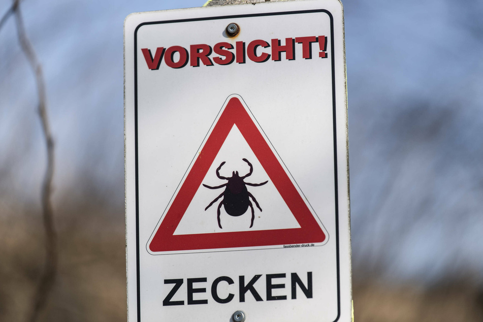 Ein Schild warnt: "Vorsicht! ZECKEN"