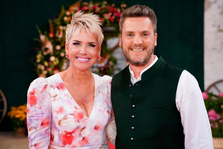 Moderatorin Inka Bause (56) posiert mit Bauernreporter Ralf Herrmann beim Scheunenfest der aktuellen Staffel.