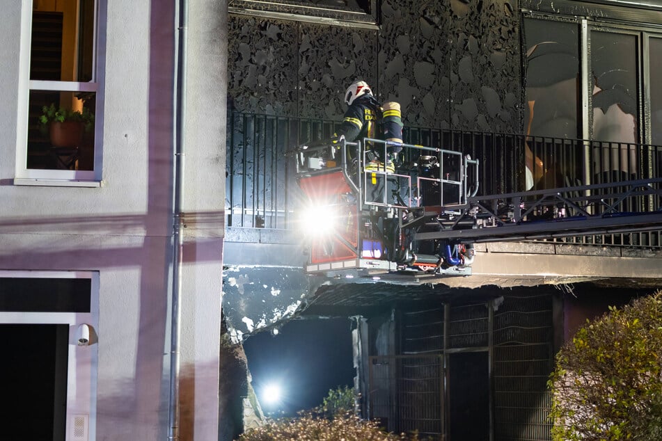 Feuer-Drama in Darmstadt: Reihenhaus-Bewohner verlieren in Vorweihnachtszeit ihr Zuhause