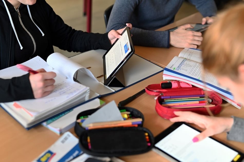 Schülerinnen und Schüler im Südwesten sitzen ab Montag wieder in ihren Klassenzimmern.