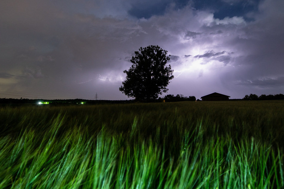 In der Nacht zum Freitag gibt es in Nordrhein-Westfalen einige Wolken sowie einzelne Schauer oder Gewitter.