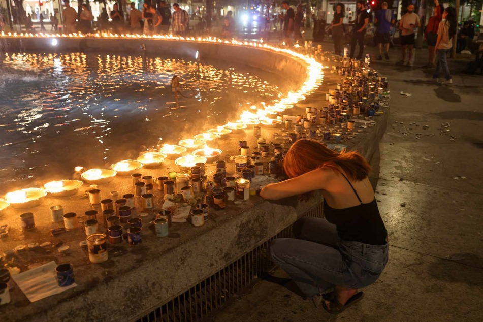 Auf dem Dizengoff-Platz in Tel Aviv haben die Menschen zu Ehren der Opfer der Hamas-Anschläge Kerzen angezündet.