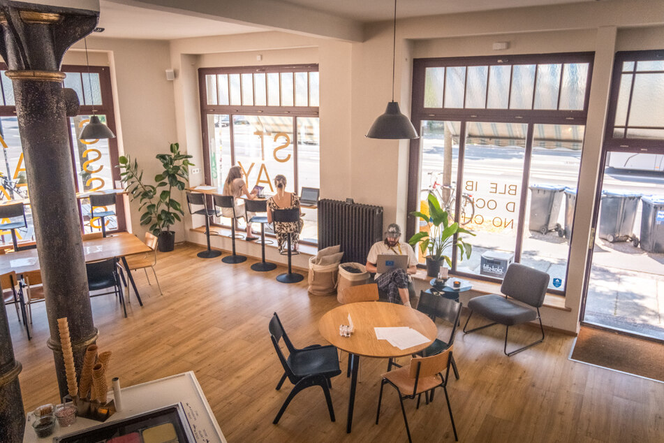 Betrieben wird das "STAY" von der Zeal Services GmbH, deren Gesellschafter die "Zeal Church" ist, eine in Mitteldeutschland aktive Freikirche. Innerhalb des Cafés wird auf christiliche Symbolik jedoch verzichtet.