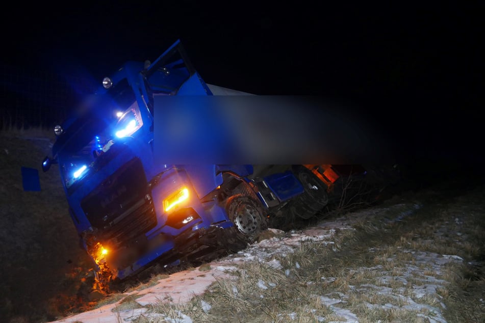 Der Lkw musste von einem Kran geborgen werden.