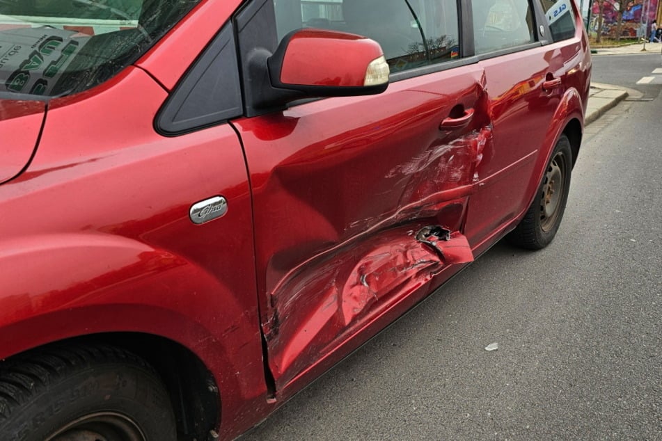 Der Ford wurde bei dem Unfall auf der Fahrerseite stark beschädigt.