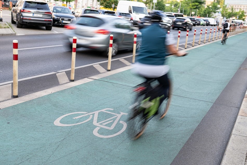 In Magdeburg stürzte eine Radfahrerin und wurde schwer verletzt. (Symbolfoto)