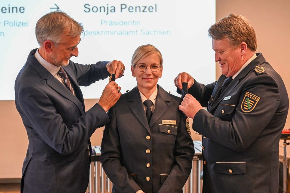Innenminister Armin Schuster (64, CDU) und Landespolizeipräsident Jörg Kubiessa (61) beförderten gestern Sonja Penzel (53).