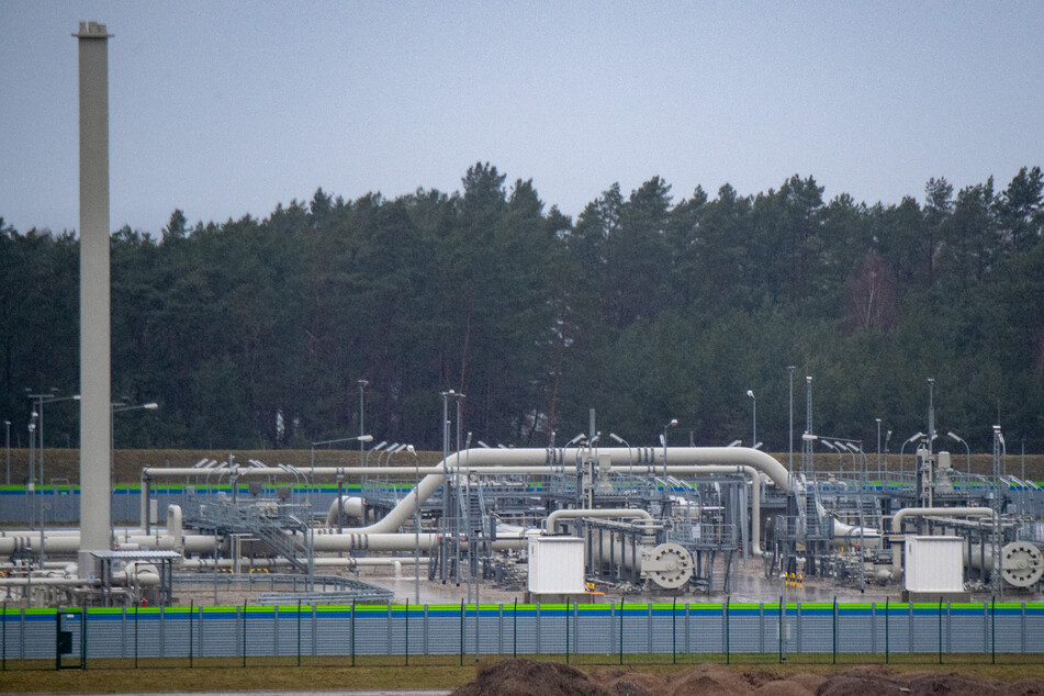 Blick auf Rohrsysteme und Absperrvorrichtungen in der Gasempfangsstation der Ostseepipeline Nord Stream 2 in Lubmin.