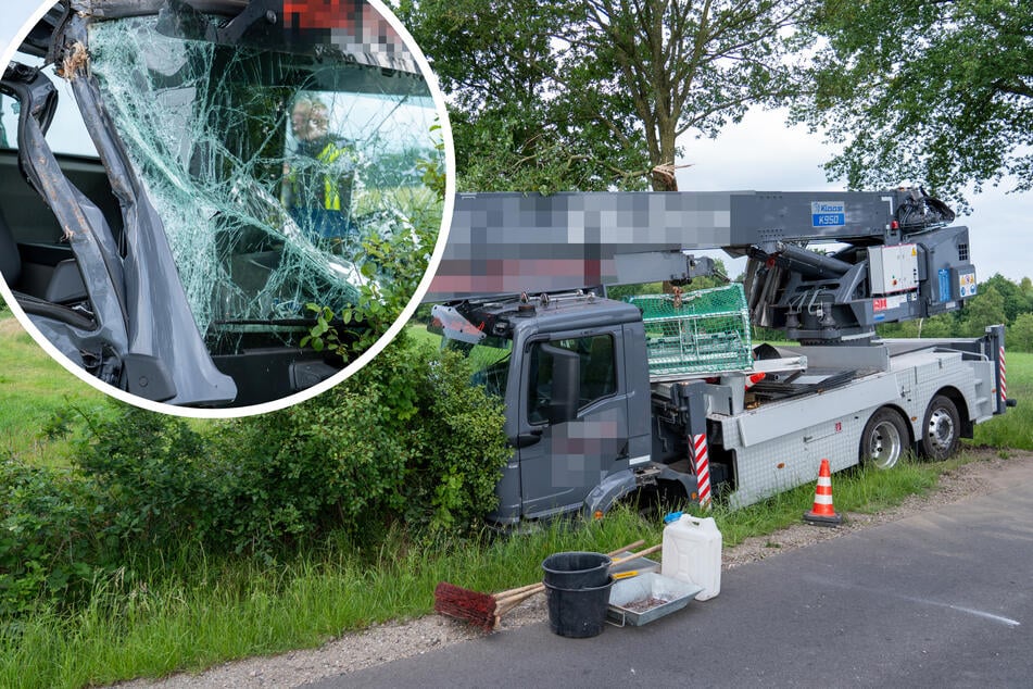 Kranfahrzeug kracht in Bäume: Betriebsstoffe ausgelaufen, Bergung läuft noch