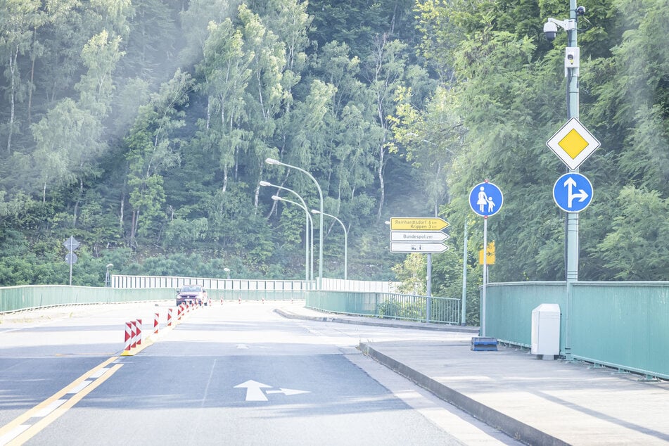 Die Eisenbahnbrücke in Bad Schandau wird zwischen dem 6. und 11. August weiteren Untersuchungen unterzogen. (Archivbild)