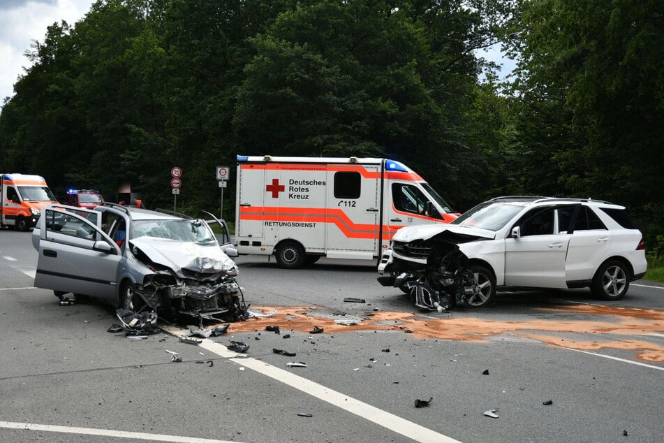 Beim Abbiegen hatte der Mercedes-Fahrer den ihm entgegenkommenden Opel - der mit einer fünfköpfigen Familie besetzt war - offenbar übersehen.