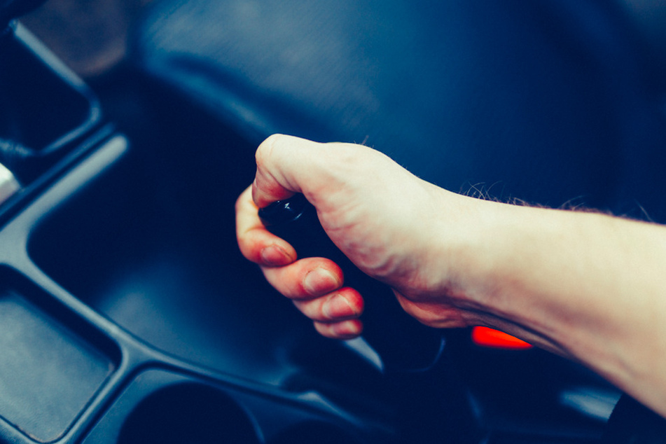 Während eines Streits zog der Mann auf der Autobahn die Handbremse. (Symbolbild)