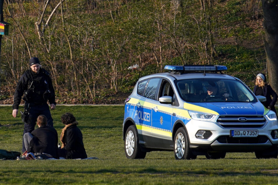 Polizeikontrolle im Dresdner Alaunpark – das Sitzen und Liegen auf Grünflächen wurde per Rechtsverordnung verboten.