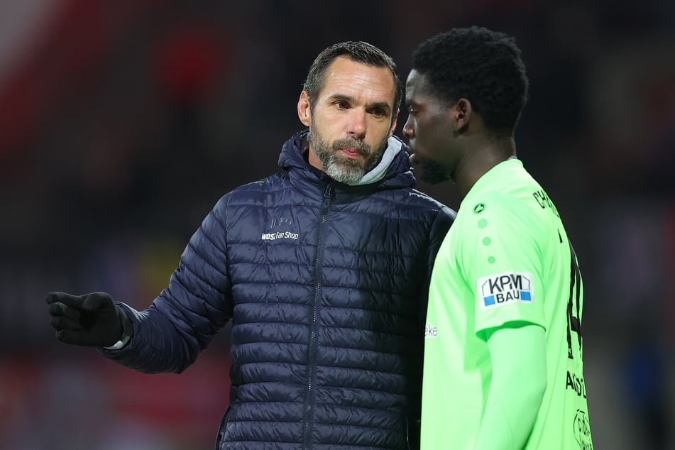 Trainer Christian Tiffert (42) redet auf Kingsley Akindele (19) ein. Bei dem ging in der zweiten Saisonhälfte kaum noch etwas.