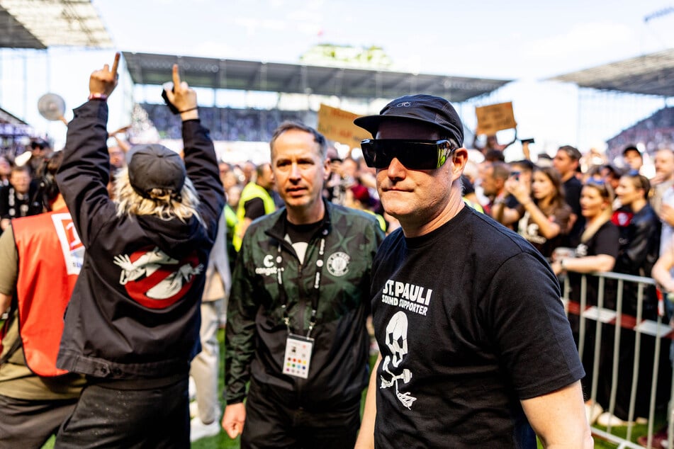 FCSP-Präsident Oke Göttlich (48, r.) möchte mit der Abschlussfeier des Vereins ein politisches Zeichen setzen.