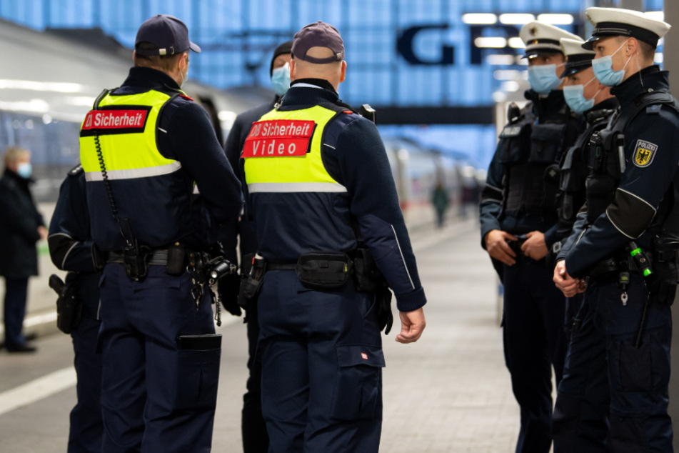Sicherheitsmitarbeiter der Deutsche Bahn kontrollieren zusammen mit Polizisten der Bundespolizei die Einhaltung der Maskenpflicht am Münchner Hauptbahnhof. (Symbolbild)