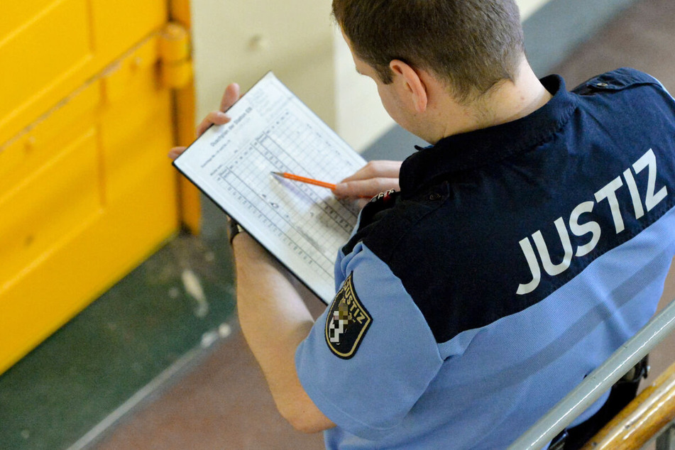 Ein Justizbeamter vor einer Zellentür - die Amnestie im Rahmen der Cannabis-Legalisierung hat auch in Hessen schon für einige Haft-Entlassungen geführt. (Symbolbild)