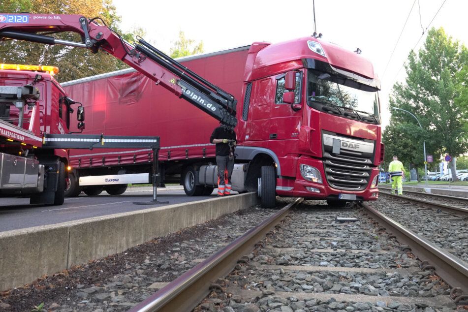 Der Lastwagen steckte im Gleisbett auf der Annaberger Straße fest.
