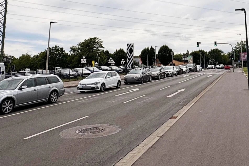 In Höhe des McDonald’s und des Renault-Autohauses kommt es durch die Umleitung jedoch weiterhin zu langen Rückstaus.