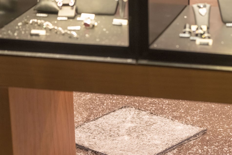 Mit Schusswaffen und Pfefferspray: Maskierte überfallen Juwelier, Inhaber verletzt