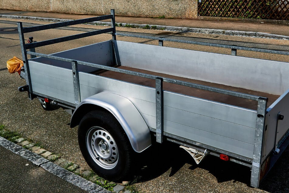 Zeugen meldeten den überladenen Anhänger, der immer wieder Ladung verlor, bei der Polizei. (Symbolbild)