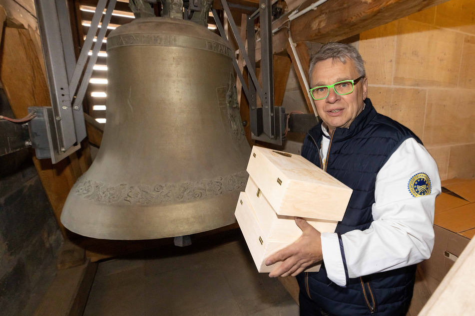 Bäcker Rüdiger Zopp (60) lagert seine Stollen-Edition unter vier Glocken der Frauenkirche ein.