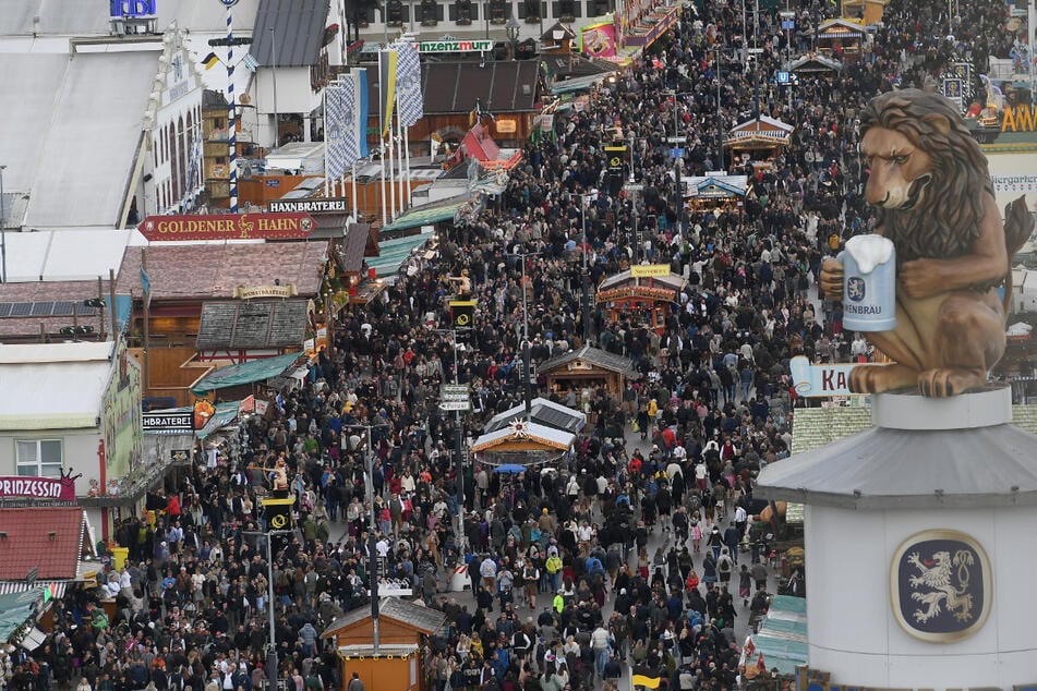 Der Andrang auf der Wiesn wurde im vergangenen Jahr zum Problem. 2025 wurde es einmal vor den Festzelten so voll, dass es für Tausende Besucher weder vor- noch zurückging. (Symbolbild)