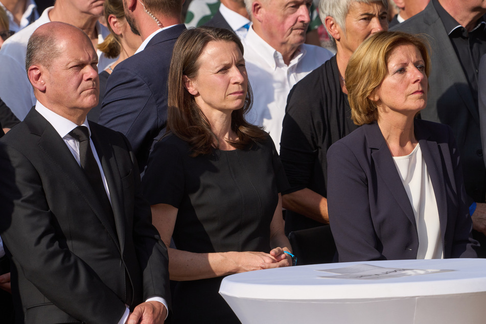 Bundeskanzler Olaf Scholz (64, l.), Landrätin Cornelia Weigand (51, M.) und die rheinland-pfälzische Ministerpräsidentin Malu Dreyer (61) nahmen an der Gedenkfeier ein Jahr nach der verheerenden Flutkatastrophe im Ahrtal teil.