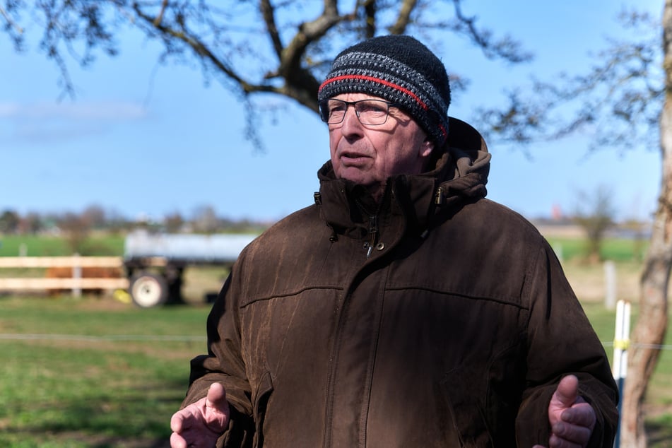 Der Umweltminister von Mecklenburg-Vorpommern, Till Backhaus (SPD), ist auch am Ostersonntag vor Ort auf der Insel Poel, um sich ein Bild von der aktuellen Lage zu machen.