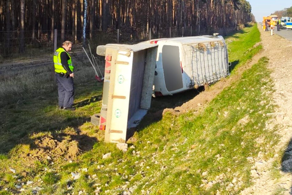 Ein Transporter ist von der Straße abgekommen und in die Böschung gerutscht.