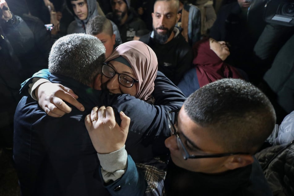 Eine Palästinenserin, die in einem israelischen Gefängnis inhaftiert war, wird nach ihrer Freilassung von Freunden und Familienangehörigen begrüßt.