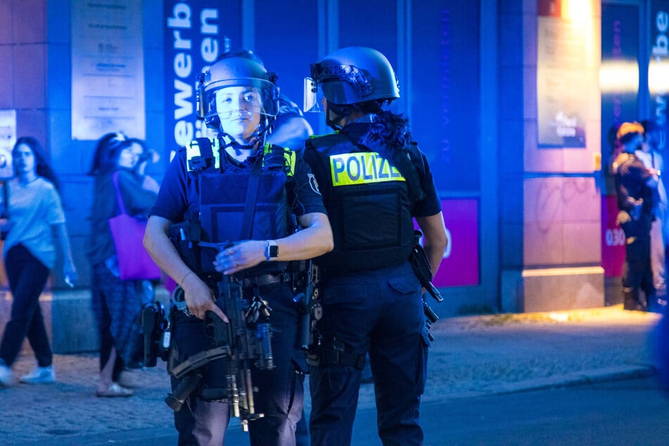 Die Polizei sicherte die Gegend mit Maschinenpistolen.