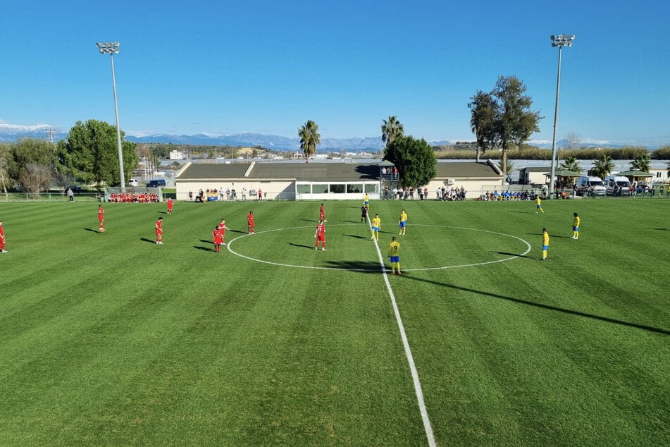 Bei bestem Wetter fand das Testspiel des 1. FC Lokomotive Leipzig gegen die Sportfreunde Siegen statt.