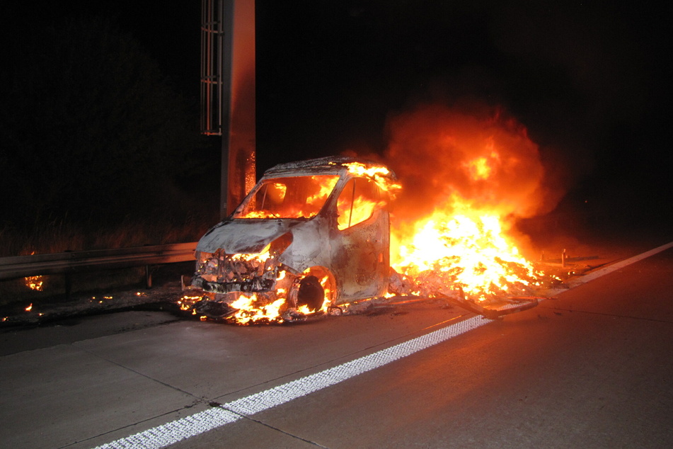 Während der Fahrt ging in der Nacht zu Mittwoch ein Transporter auf der A2 in Flammen auf.