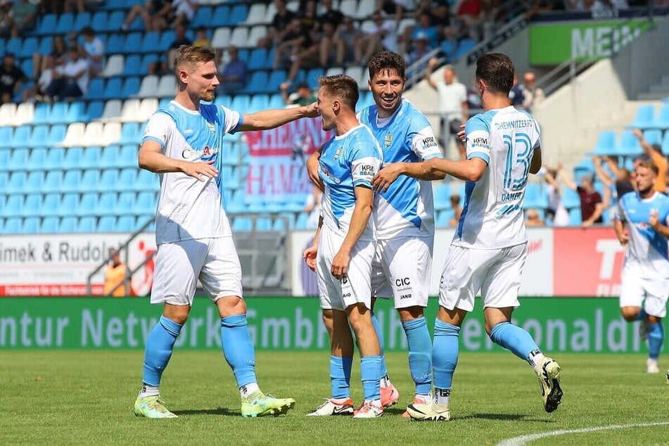 Die Chemnitzer um Robert Zickert (34, l.) haben sich für die neue Saison eins vorgenommen: Sie wollen sooft es geht jubeln.