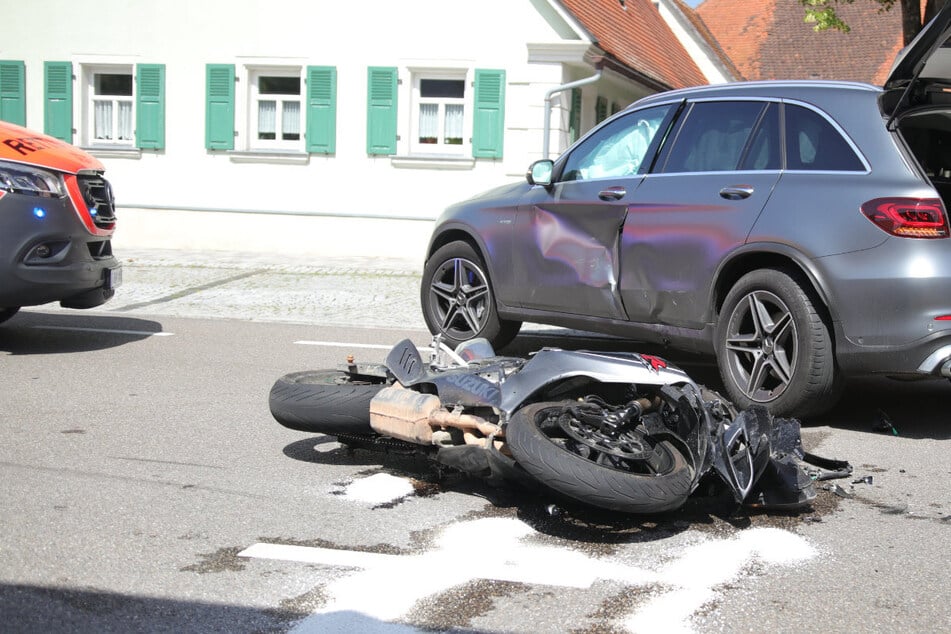 Biker schwerst verletzt unter Auto begraben! Ersthelfer eilt mit Gabelstapler zu Hilfe